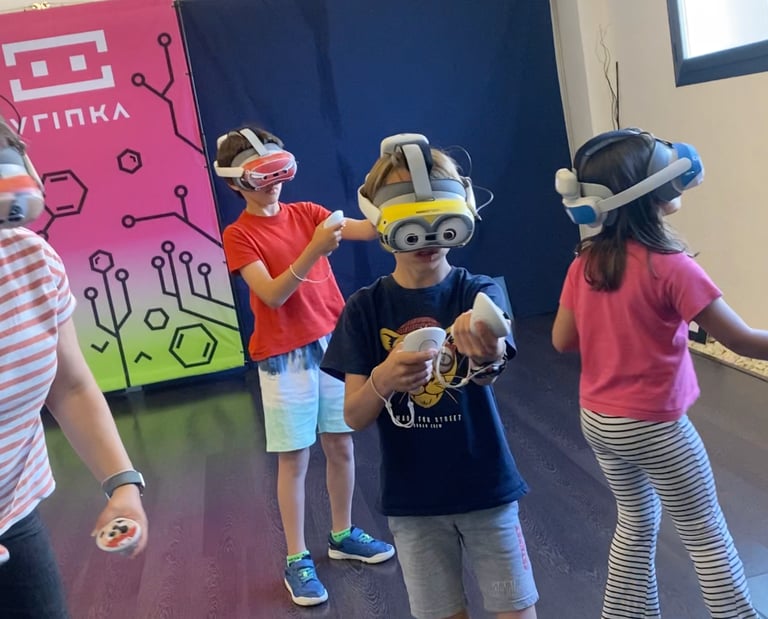 Grupo de niñas jugando con gafas de realidad virtual