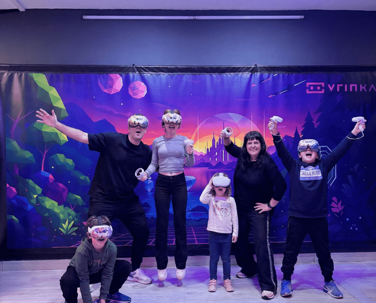 familia en photocall de sala vr