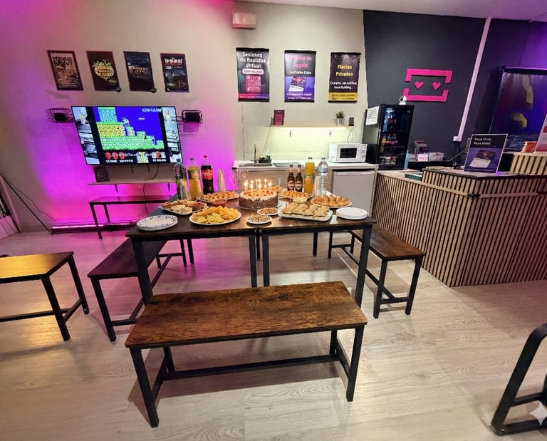 Mesa con tarta y bebidas