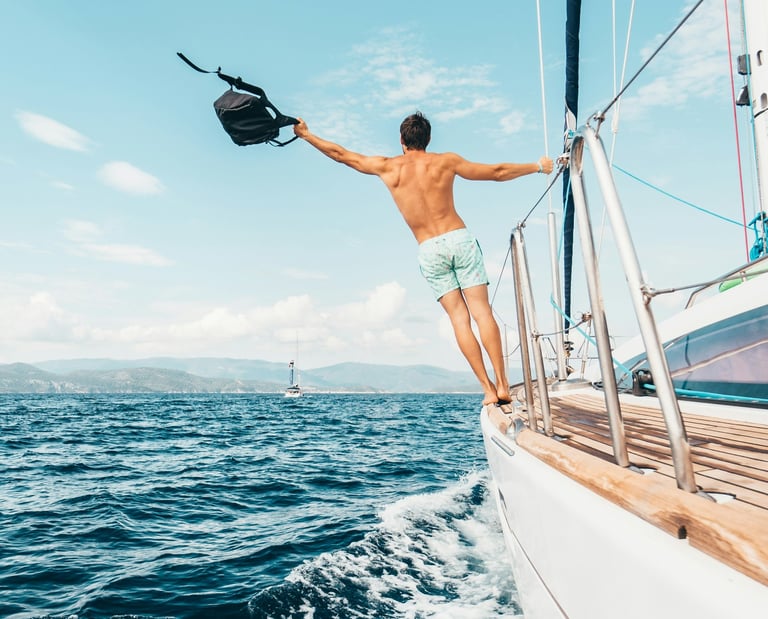 homem viajando sozinho aventura barco praia e sol