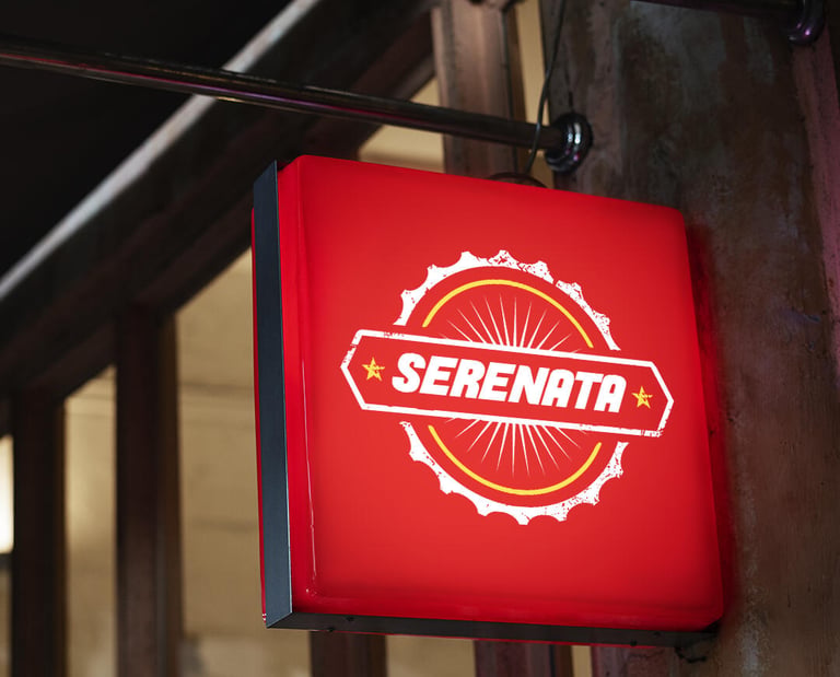 Placa quadrada iluminada em vermelho com logotipo branco e amarelo “SERENATA” centralizado.