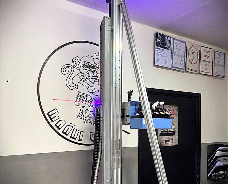 Biuro z logo na scianie