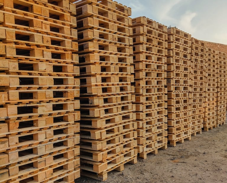 Grandes pilas de pallets de madera nuevos para almacenamiento industrial y transporte logístico.