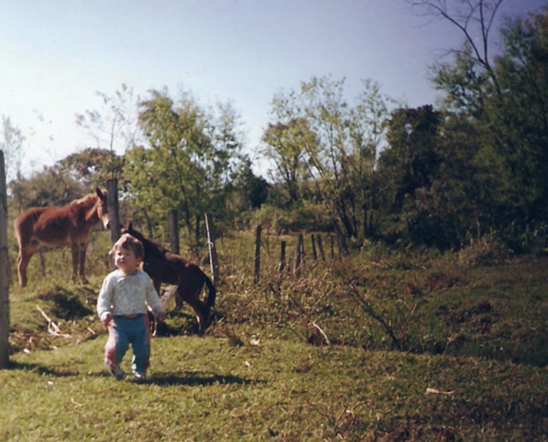 Retrato do Jaum, no pasto com os potros, em 1994
