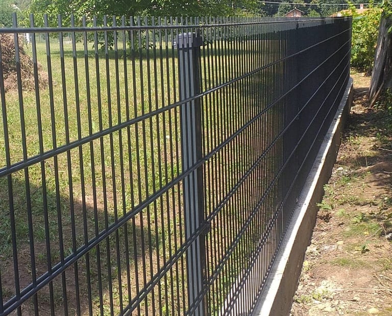 Šta su 2D panelne ograde? 2D panelne ograde su čelične varene ograde sa horizontalnim i vertikalnim žicama koje formiraju pra