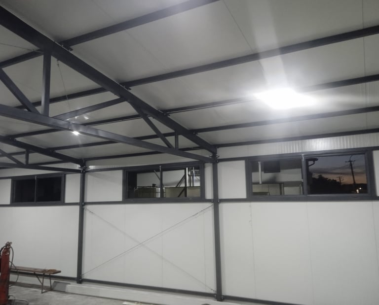 Unutrašnjost proizvodne hale, celicne konstrukcije, Beograd, Kragujevac