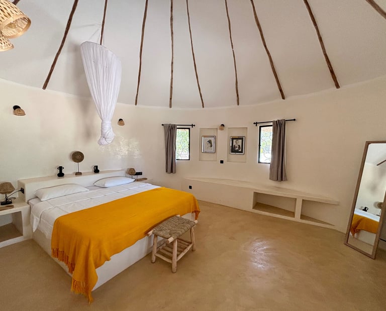 Vue intérieure d'une chambre classique du boutique hotel Maison Fimela situé dans le Sine Saloum