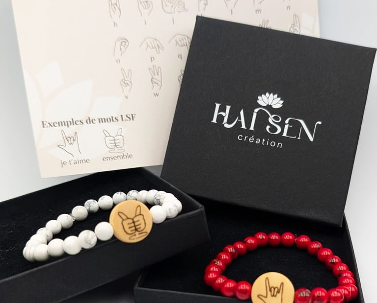 Bracelets perles avec cabochon LSF, dans un écrin noire accompagné de la dactylologie.