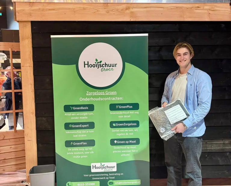 Jelle de Porto naast een banner van Hooijschuur groen
