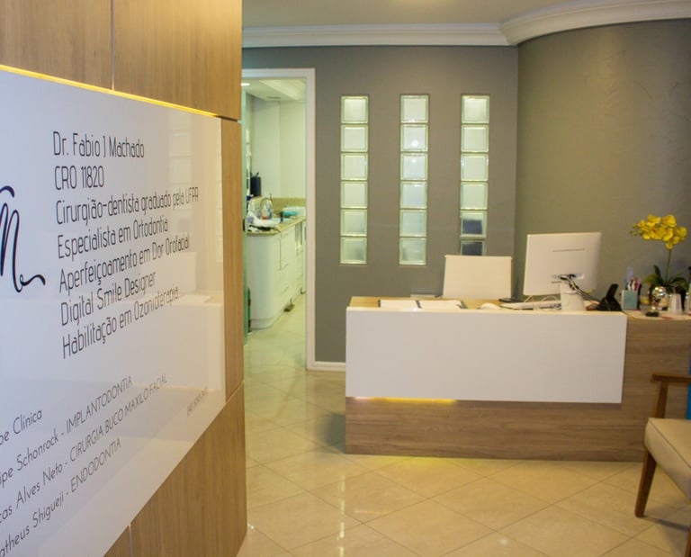 Recepção da clínica odontológica em Curitiba, bairro Batel, ambiente moderno e acolhedor!