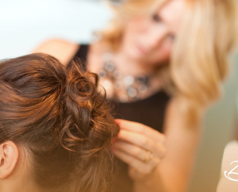 Detalle de estilista profesional realizando un recogido elaborado y elegante para eventos especiales