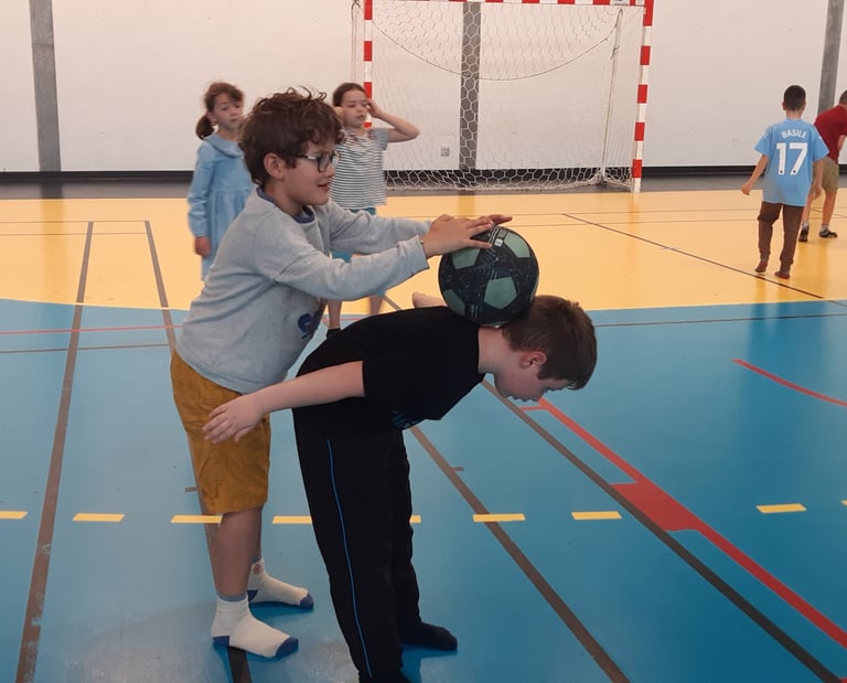 initiation enfants au football freestyle