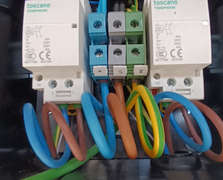 Cargador Policharger on abierto