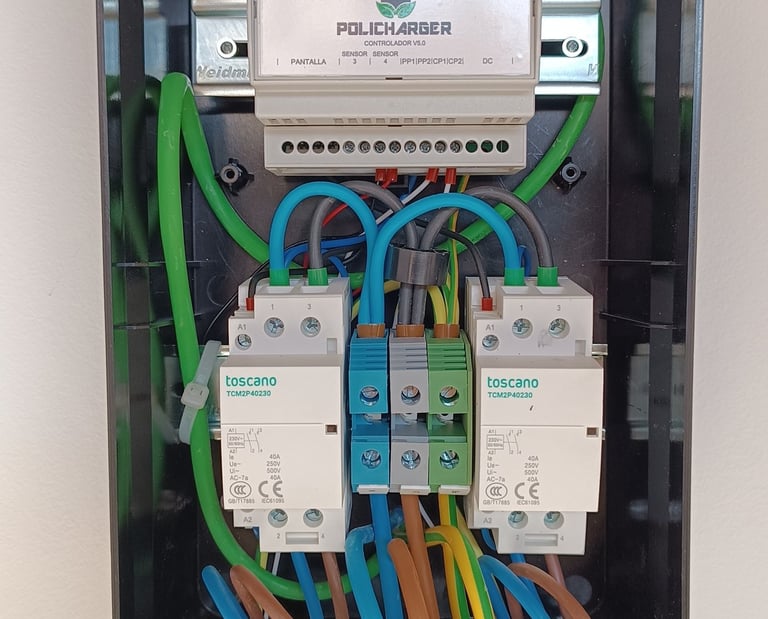 Cargador Policharger on abierto