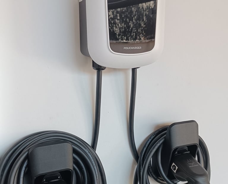 Cargador de pared con doble maguera Policharger on