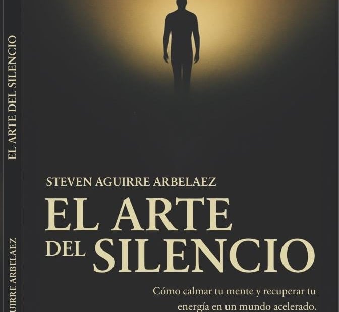 Spanish book cover of El Arte del Silencio by Steven Aguirre Arbelaez with a silhouette walking into light.