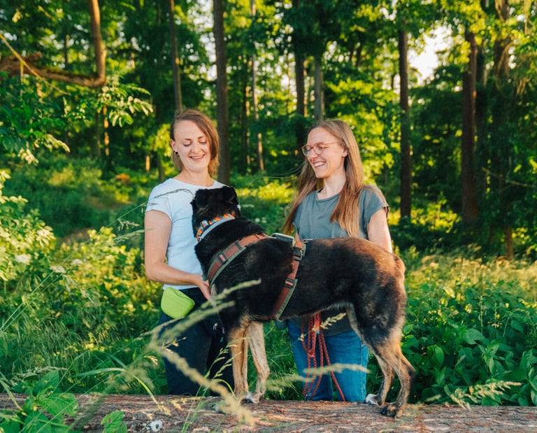 Toni und Tabea gemeinsam im Wald – naturverbundene Zusammenarbeit bei Takoda