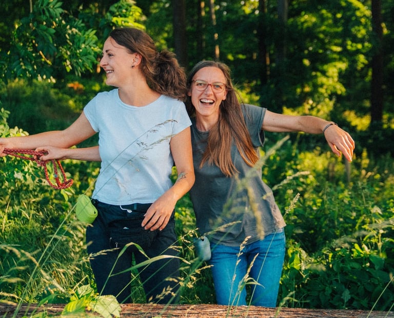 Gemeinsamer Moment im Wald mit Hund – Achtsamkeit und Teamarbeit bei Takoda