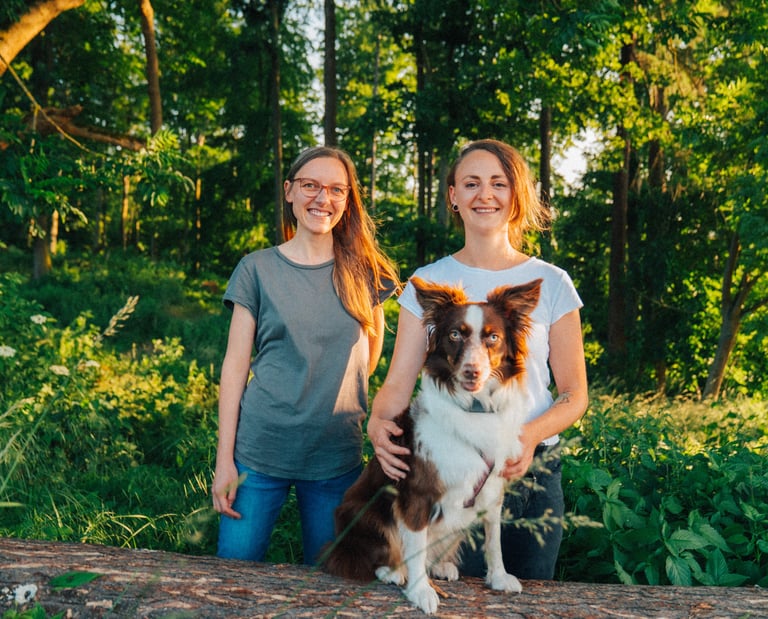 Toni und Tabea gemeinsam im Wald – naturverbundene Zusammenarbeit bei Takoda
