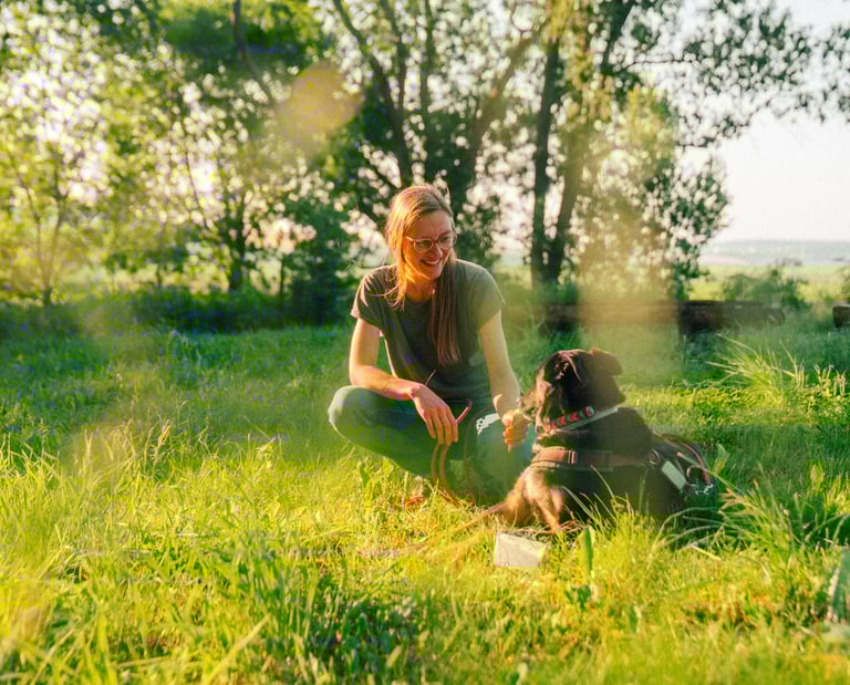 Tabea füttert Hund im Wald – entspannter Kontakt und Belohnung beim Waldbaden