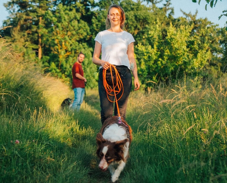 Antonia mit Hund unterwegs – gemeinsame Tageswanderung für Mensch-Hund-Teams bei Takoda