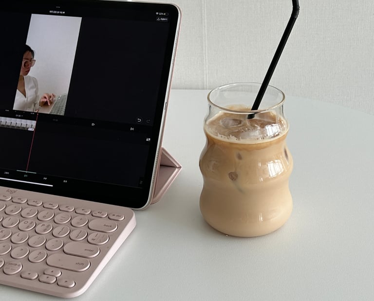 Tablet i uređivanje videozapisa, ledena kava sa slamkom na desnoj strani.