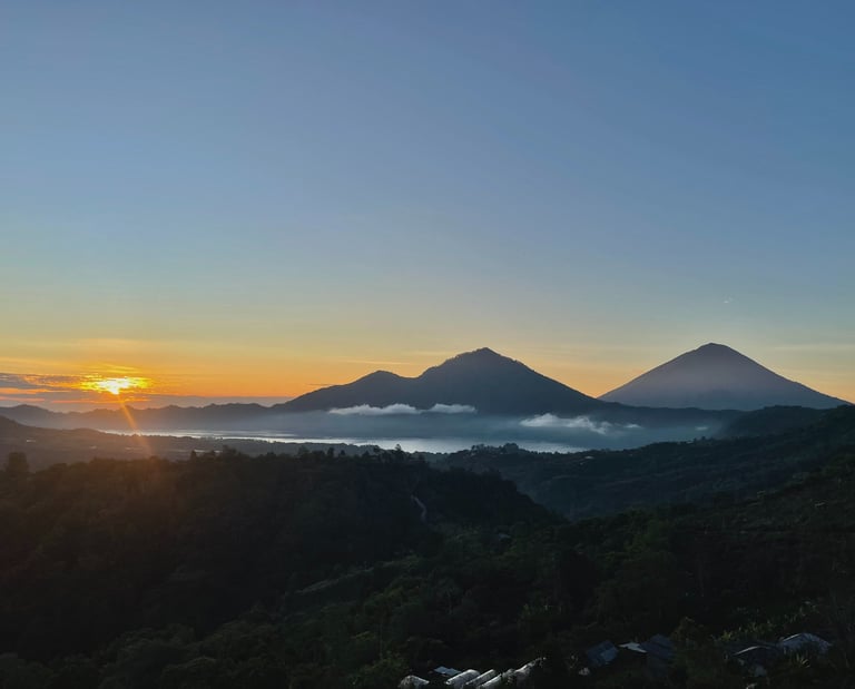 wschód słońca na wulkanie Bali
