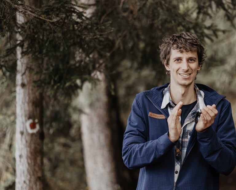 Coach and mountain guide Jef Verstraeten applauding clapping