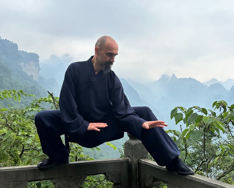 Balancing between earth and sky, İsmet Himmet channels the spirit of Wudang among ancient peaks.