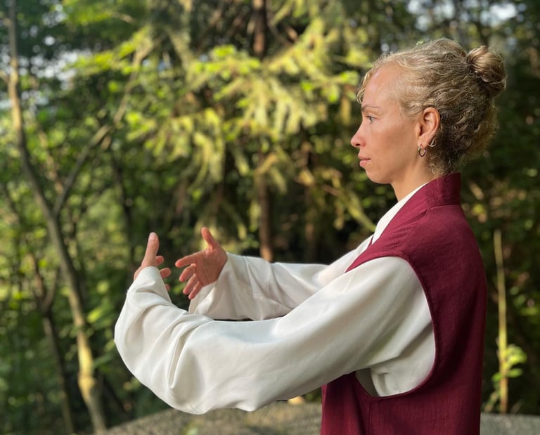 Nihan Gencer shapes the breath of life through silent Qi Gong, embraced by ancient trees.