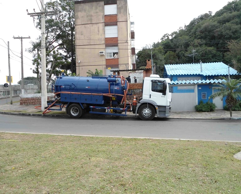 caminhão combinado de sucção e hidrojateamento para entupimentos gerais