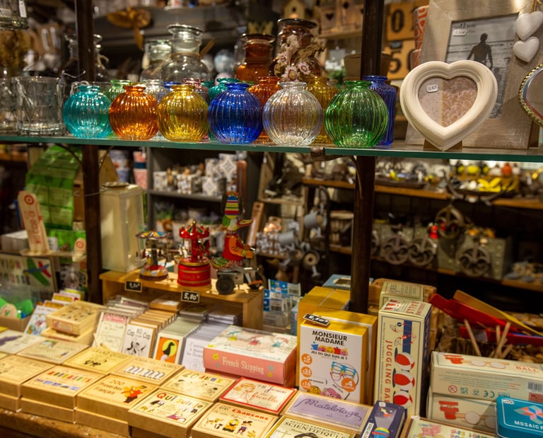 Idées cadeaux : jouets en tole, jouets en cartons, jouets en bois