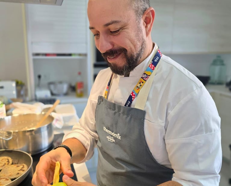 el chef Edgar Trejo con un delantal de sostiene un cuchillo en una cocina en Mallorca