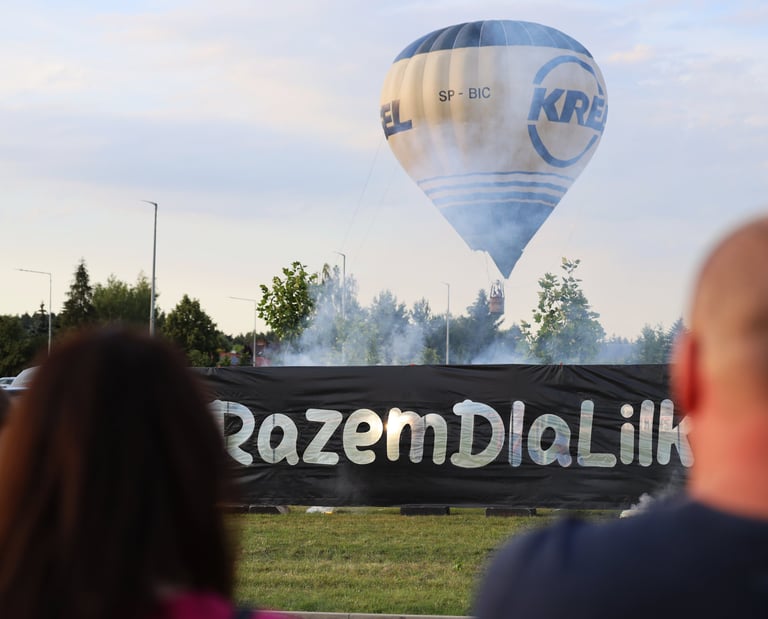 folia okolicznościowa na festynie razem dla lilki dym pirotechnika balon atrakcja