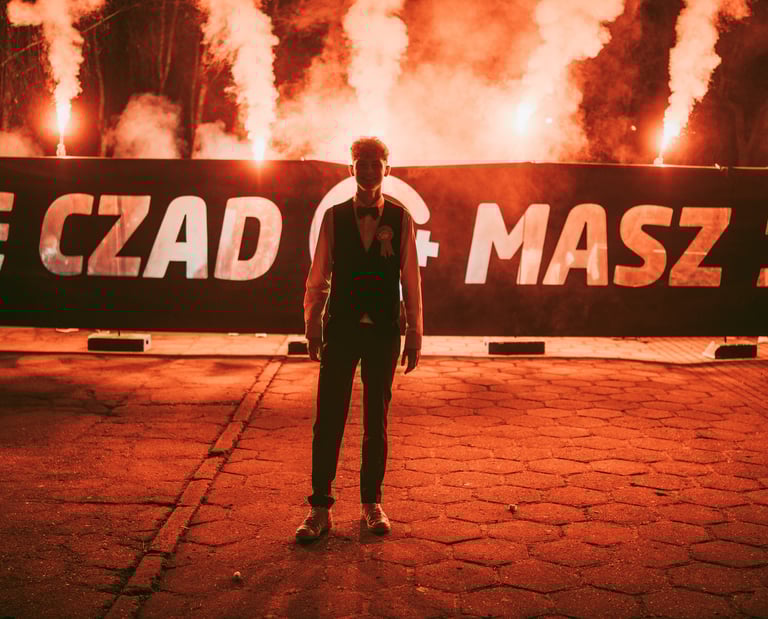 prezent na osiemnastke masz 18 lat race morskie pirotechnika piro folia baner z napisem