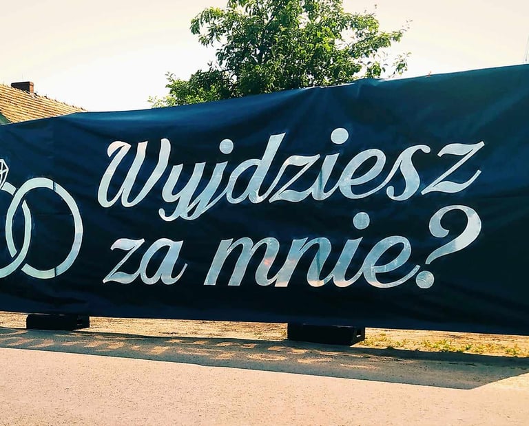 wyjdziesz za mnie? wyjątkowe zaręczyny nietypowy pomysł pirotechnika baner