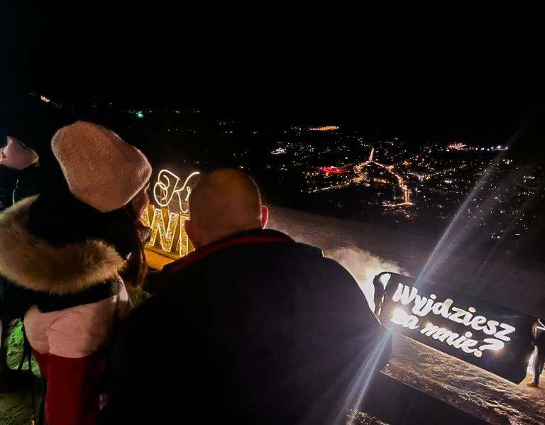 wyjątkowe zaręczyny gubałówka zakopane transparent napis wyjdziesz za mnie piro baner