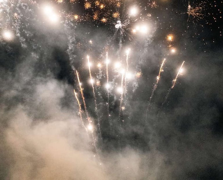 fajerwerki z napisem sto lat prezent na osiemnastke baner piro