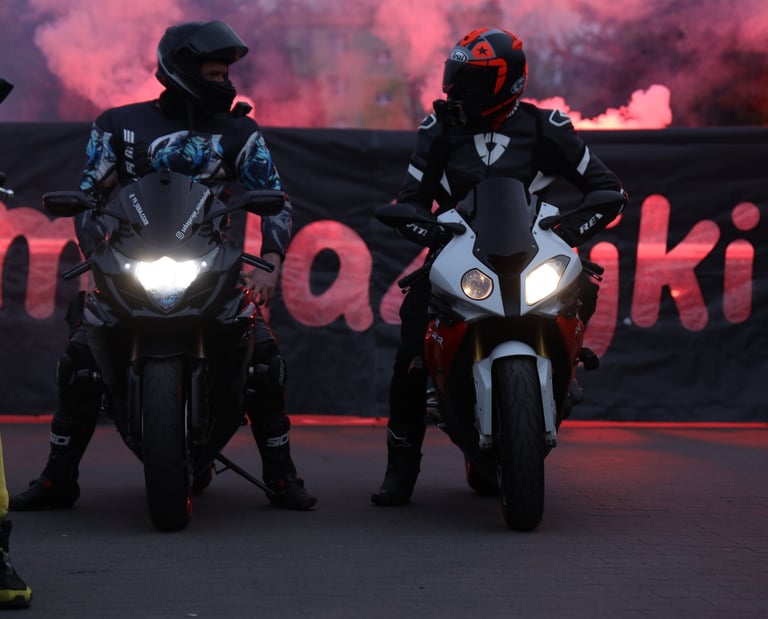 transparent stadionowy podświetlony pirotechniką