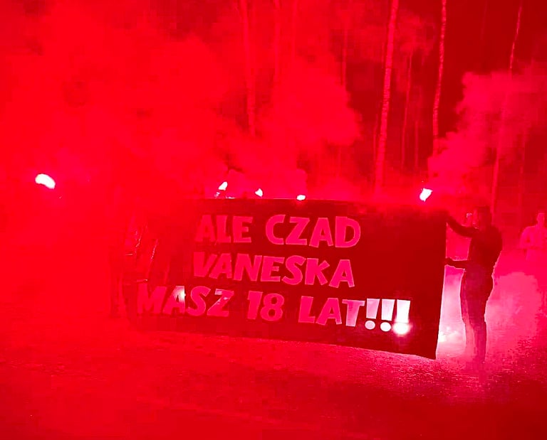 prezent na osiemnastke dla niej 18 lat race morskie pirotechnika