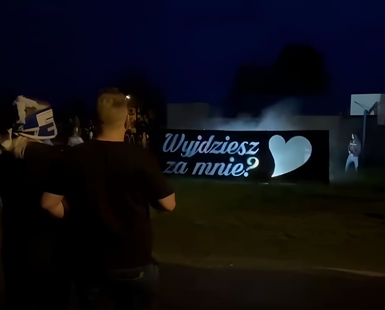 baner zaręczyny z napisem wyjdziesz za mnie pirotechnika