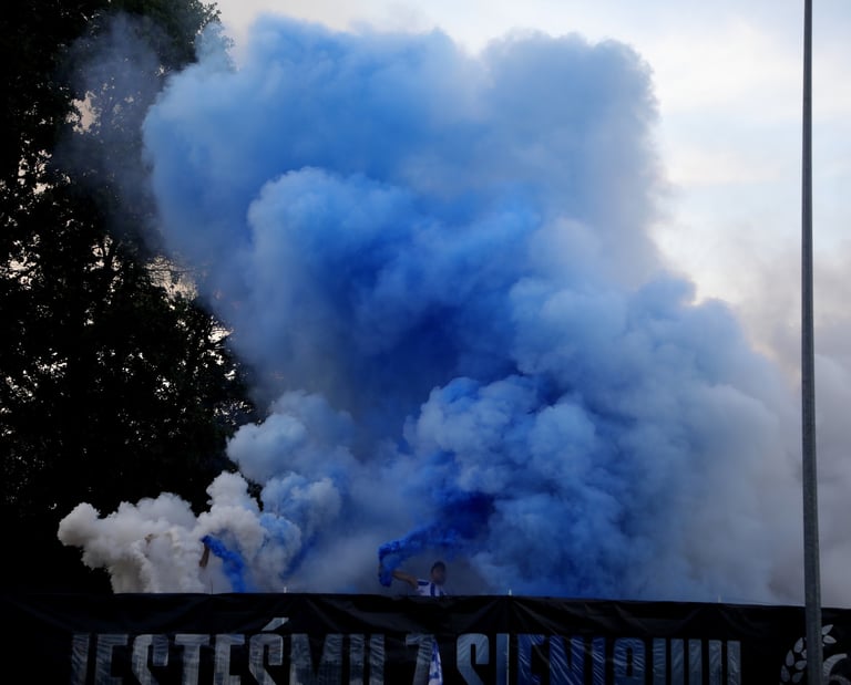 transparent stadion kibice race morskie swiece dymne
