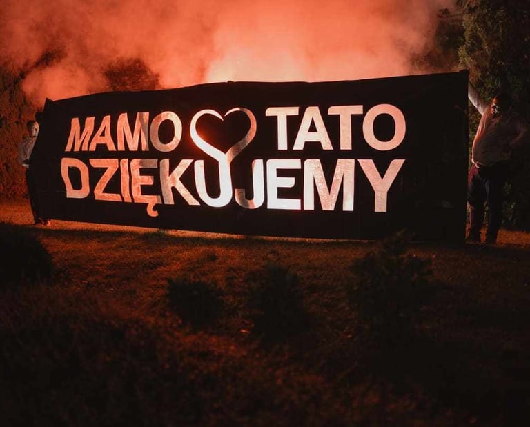 pomysł na wzruszające podziękowania dla rodziców na weselu baner mamo tato