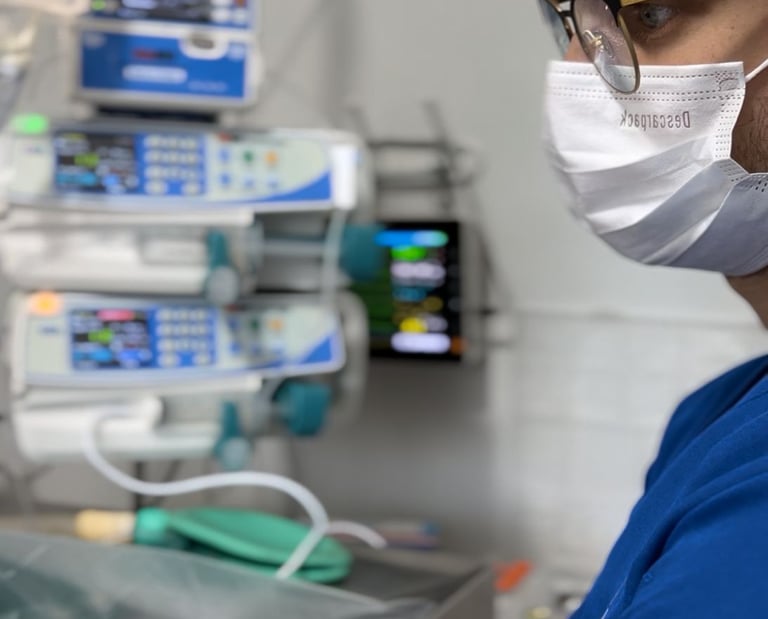 Um veterinario em uniforme azul aguardando o paciente em sua clinica
