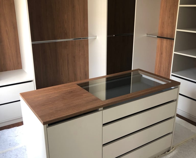 meuble ilot sur mesure pour le rangement des bijoux avec surface vitrée