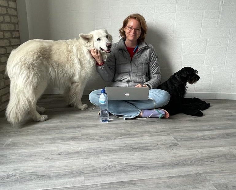 Flavia working upon arrival in an empty apartment in good company