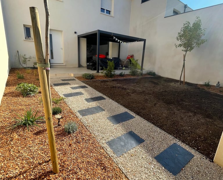 Aménagement de jardin contemporain avec allée en pas japonais réalisé par paysagiste à Montpellier
