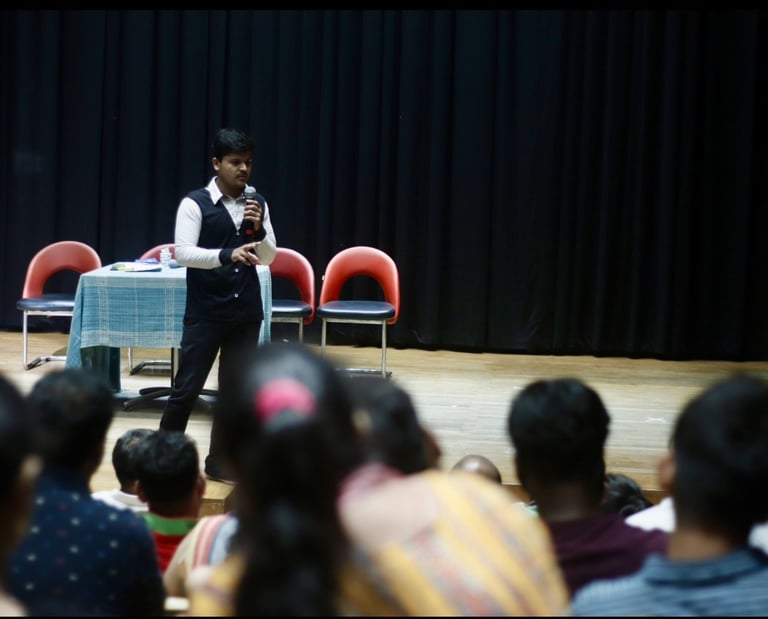 Dheeraj is the best corporate magician in Delhi India.