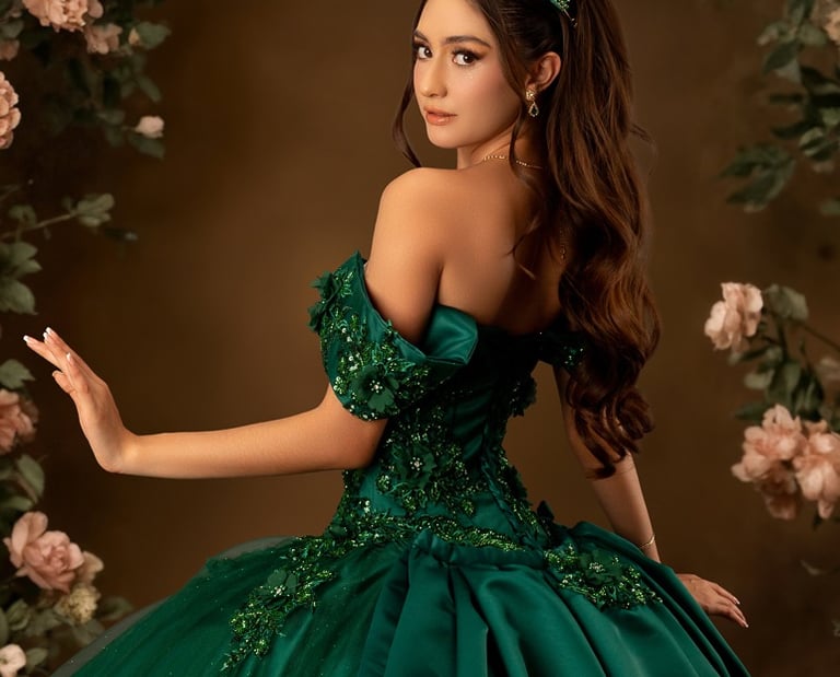Sesión fotográfica de quinceañera en exteriores de Aguascalientes luciendo vestido elegante.
