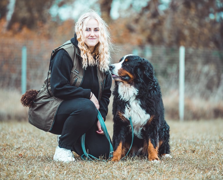 dresūros trenerio asistentė su bernozenenhundu